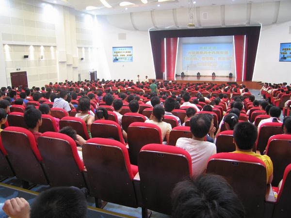 慶祝建黨八十八周年“應(yīng)危機(jī)、講奉獻(xiàn)、求發(fā)展”演講比賽